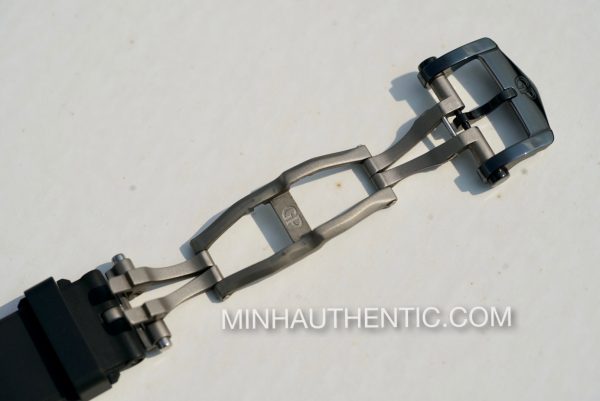 Girard Perregaux Laureato 38mm Ceramic 81005-32-631-FK6A