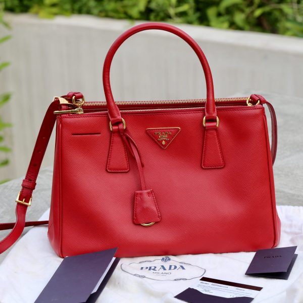 Túi xách Prada da đỏ, used