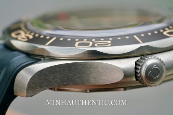 Omega Seamaster Diver 300m 007 Edition 210.92.42.20.01.001 - Ảnh 7